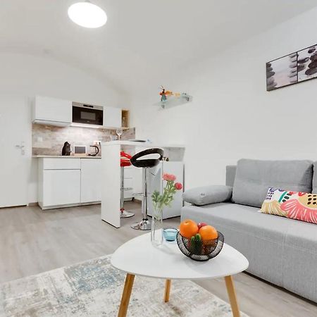 Private Studio By Prague Hosts Apartment Bagian luar foto