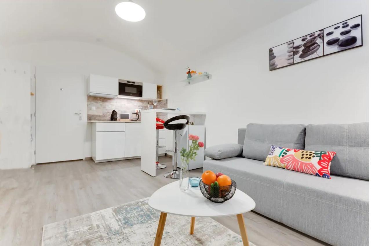 Private Studio By Prague Hosts Apartment Bagian luar foto