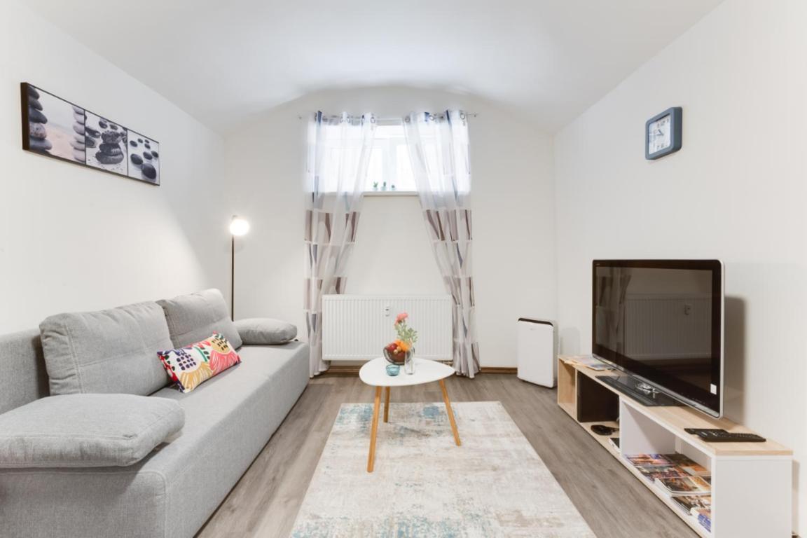 Private Studio By Prague Hosts Apartment Bagian luar foto