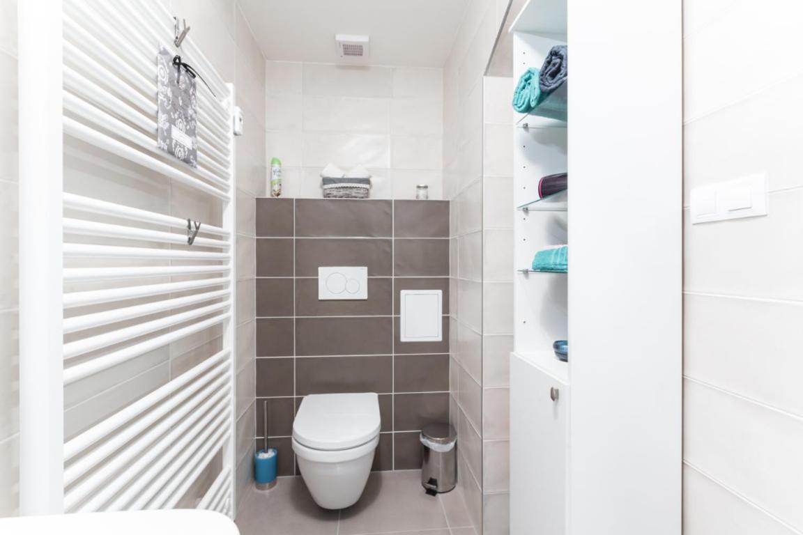 Private Studio By Prague Hosts Apartment Bagian luar foto